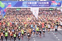 Hàng nghìn runner qua vạch xuất phát tại giải marathon ở Hạ Môn, Trung Quốc năm nay. Ảnh: XM