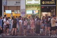 Trà sữa là thức uống hấp dẫn giới trẻ. Ảnh: SCMP.