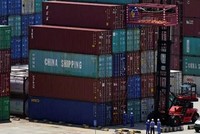 Các container hàng hóa tại cảng Dương Sơn, Thượng Hải, Trung Quốc. Ảnh: Reuters.