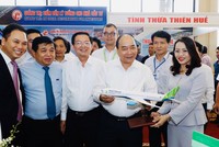 Thủ tướng Chính phủ thăm gian hàng của hãng hàng không Bamboo Airways tại Hội nghị (Ảnh:TTX).