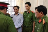 Ông Diệp Văn Thạnh, nguyên Chủ tịch UBND TP. Trà Vinh, nghe đọc quyết định khởi tố, bắt giam.