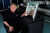 Larry Sloven sử dụng thử sản phẩm gương thông minh tại nhà máy ở Thái Lan ngày 22/7. Ảnh: Reuters.