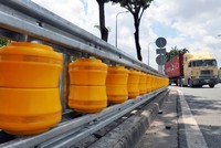 Hộ lan bánh xoay chống lật xe