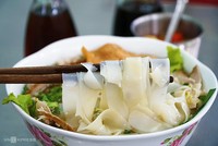 Chủ quán cho biết, sợi hủ tiếu được lấy từ một lò có thâm niên 50 năm ở Sài Gòn. Ảnh: Di Vỹ.