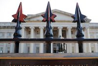 Bên ngoài Bộ Tài chính Mỹ tại Washington. Ảnh: Reuters