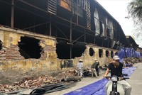 Người dân khó chịu khi đi qua khu vực cháy. Ảnh: Nguyễn Hà.