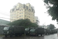 Hàng dài xe chuyên dụng chở các lực lượng cảnh sát, phong tỏa trụ sở Công ty cổ phần Địa ốc Alibaba Trên đường Kha Vạn Cân.