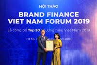 Bà Trần Thu Huyền - Thành viên HĐQT kiêm Giám đốc Khối Nhân sự VietinBank nhận chứng nhận Top 50 Thương hiệu giá trị nhất Việt Nam 2019.