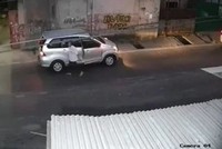 Tài xế mất ôtô khi quay lại đóng cổng