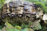 Những đồ vật hóa đá khi rơi xuống giếng. Ảnh: Wikipedia.