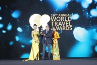 Ông Phạm Ngọc Sáu - Giám đốc Cảng HKQT Vân Đồn nhận giải SB mới hàng đầu châu Á của WTA.