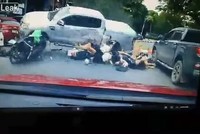 Ôtô bán tải húc bay nhóm học sinh đi xe máy