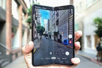 Galaxy Fold sẽ là smartphone màn hình gập đầu tiên được bán chính hãng ở Việt Nam. Ảnh: Gulfnews