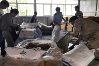 Các lực lượng kiểm tra nệm, chăn, gối nhập từ Trung Quốc ghi sẵn "Made in Vietnam". Ảnh: HQ TPHCM.