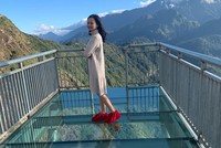 Du khách khoe ảnh check-in cầu kính mới khai trương gần Sa Pa