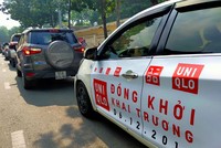 Cách chơi chữ đang được gắn lên các xe ô tô chạy trên các tuyến đường ở TP.HCM.