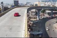 Ôtô bay khỏi đường trên cao, đè chết một người