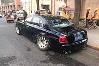Ôtô Mazda đâm gãy trục xe Rolls-Royce đỗ bên đường