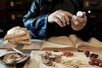 Nhóm bác sĩ tại Trung Quốc bị điều tra vì pha chế loại "nước uống trường thọ". Ảnh: Fit Life Martial Art.