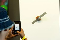 Người dân chụp ảnh chiếc sandwich của hãng Popeyes được dán trên tường hôm 10/11. Ảnh: Insider.