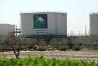 Bể chứa dầu bên ngoài trụ sở Aramco. Ảnh: Reuters.