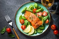 Ăn salad làm giảm cảm giác thèm ăn, giúp giảm cân và đẹp da. Ảnh: Runningonfats