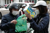 Người dân Hà Nội mua khẩu trang để phòng bệnh đường hô hấp. Ảnh: Ngọc Thành.