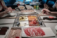 Khách hàng dùng bữa tại một cửa hàng của Haidilao ở Hong Kong. Ảnh: Bloomberg.