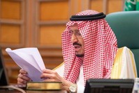 Quốc vương Saudi Arabia Salman bin Abdulaziz chủ trì cuộc họp trực tuyến của G20 hôm qua. Ảnh: Reuters