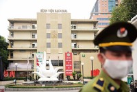 Bệnh viện Bạch Mai được cách ly để chống dịch, ngày 28/3. Ảnh: Giang Huy.