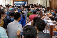 Hàng trăm người chờ hoàn thiện hồ sơ tại trụ sở quận Hải An. Ảnh: Giang Chinh.