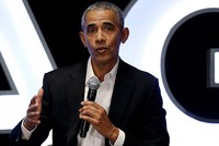 Cựu tổng thống Mỹ Barack Obama phát biểu tại một sự kiện ở Chicago, Mỹ hôm 15/2. Ảnh: AP.