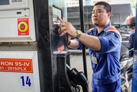 Nhân viên công ty xăng dầu ở TP HCM bán xăng cho khách. Ảnh: Thành Nguyễn.