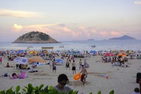 Người dân Hong Kong kéo nhau ra biển trong ngày đầu tiên của kỳ nghỉ lễ Phục sinh. Ảnh: SCMP.