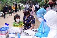 Người dân thôn Hạ Lôi xếp hàng chờ lấy mẫu xét nghiệm. Ảnh: Giang Huy. 