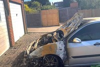 Chiếc Ford Focus hư hỏng nặng, đặc biệt phần đầu xe, sau vụ cháy trong đêm. Ảnh: KentOnline