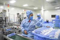 Công nhân làm việc tại một nhà máy sản xuất khẩu trang ở Trùng Khánh, Trung Quốc, hồi tháng 1. Ảnh: Tân Hoa Xã.