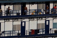 Những người lao động nhập cư trong khu ký túc xá tại một công trường ở Singapore hôm 20/4. Ảnh: Reuters.