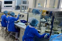 Mẫu xét nghiệm bệnh phẩm của phi công người Anh dương tính trở lại với SARS-CoV-2 sau 3 ngày liên tiếp âm tính.