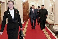 Bà Kim Yo Jong luôn sát cánh cùng anh trai Kim Jong Un trong các sự kiện quốc tế. Ảnh: AP.
