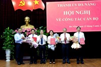 Bí thư Thành ủy Đà Nẵng Trương Quang Nghĩa; Phó Bí thư Thường trực Thành ủy Nguyễn Văn Quảng; Chủ tịch UBND thành phố Huỳnh Đức Thơ trao quyết định và chúc mừng 3 tân Ủy viên Thường vụ Thành ủy.