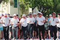 Ông Nguyễn Kim Anh - Phó Thống đốc Ngân hàng Nhà nước Việt Nam và Bà Nguyễn Đức Thạch Diễm - Thành viên HDDQT kiêm TGĐ Sacombank dẫn đầu đoạn chạy. 