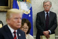Tổng thống Mỹ Trump (trái) và cựu cố vấn an ninh quốc gia Bolton ở Nhà Trắng, thủ đô Washington, tháng 9/2019. Ảnh: AP.
