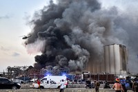 Lực lượng cứu hộ tại hiện trường vụ nổ hôm 4/8. Ảnh: AFP.