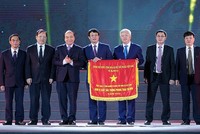 Thủ tướng Nguyễn Xuân Phúc tặng cờ thi đua.