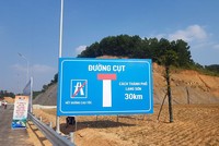 Hiện tuyến cao tốc hướng tâm từ Hà Nội lên Lạng Sơn dài 110 km bao gồm 2 dự án là Hà Nội - Bắc Giang dài 45,8 km và Bắc Giang - Lạng Sơn (kết thúc tại huyện Chi Lăng) dài 64 km đều với quy mô 4 làn xe, dù đã cơ bản hoàn thành, nhưng vẫn là một “mạch hở” khi đoạn cao tốc Hữu Nghị - Chi Lăng vẫn chưa thể xác định thời điểm hoàn thành.