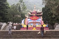 Nhóm người dân đi "chui" theo nhóm cò mồi vào tới sân Thiên Trù (chùa Hương) để làm lễ trong ngày 15/2, tức mùng 4 Tết âm lịch.