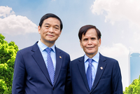 Ông Nguyễn Công Phú (bên phải) cùng Chủ tịch Lê Viết Hải. Ảnh: Internet.