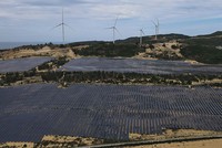 Việc quy định cứng giá mua điện năng lượng tái tạo bằng VND được cho là làm khó nhà đầu tư, bởi bỏ qua yếu tố trượt giá. Ảnh: Đức Thanh