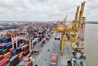 Sản xuất hồi phục, nên xuất nhập khẩu cũng tích cực hơn. Trong ảnh: Hàng hóa xuất nhập khẩu đang được luân chuyển qua cảng Hải Phòng